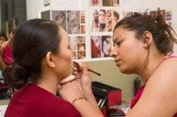 Expert Teaching The Basic Makeup Techniques , Bodycraft