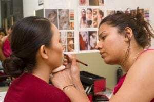 Expert Teaching The Basic Makeup Techniques , Bodycraft