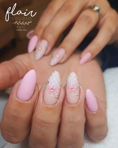 Pink Criss-Cross Floral Nail Art Idea