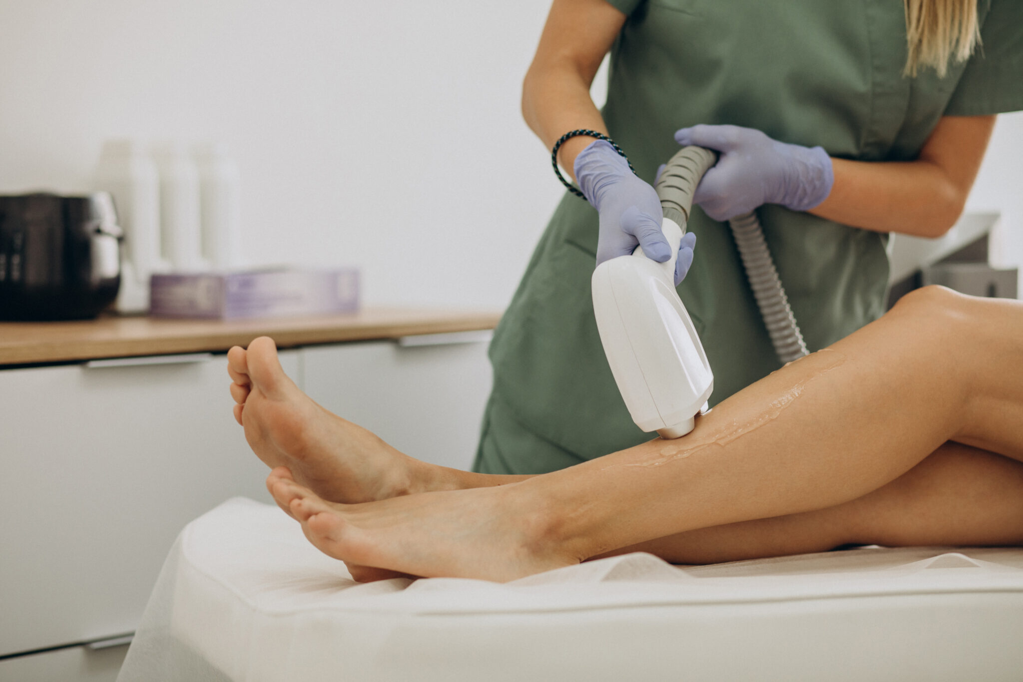Which is better Laser Hair Removal service: In-Clinic vs At-Home | Bodycraft