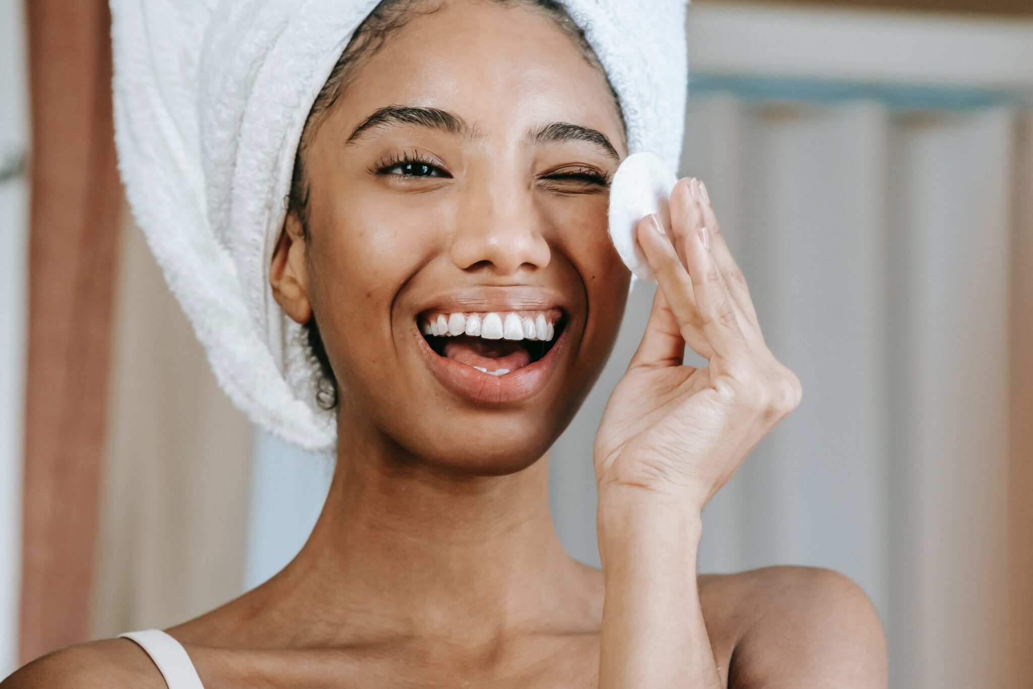 Using face wipes to remove makeup